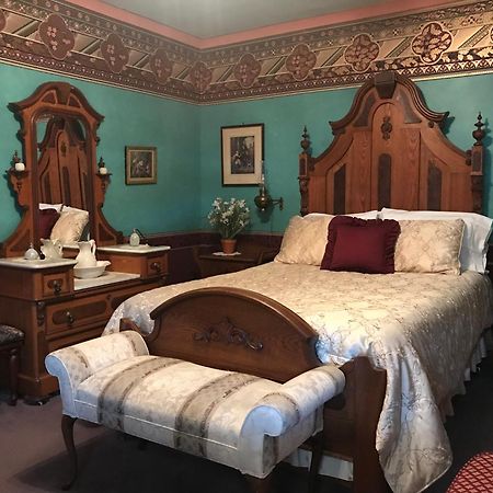 Grand Victorian B&B Inn Bellaire Номер фото