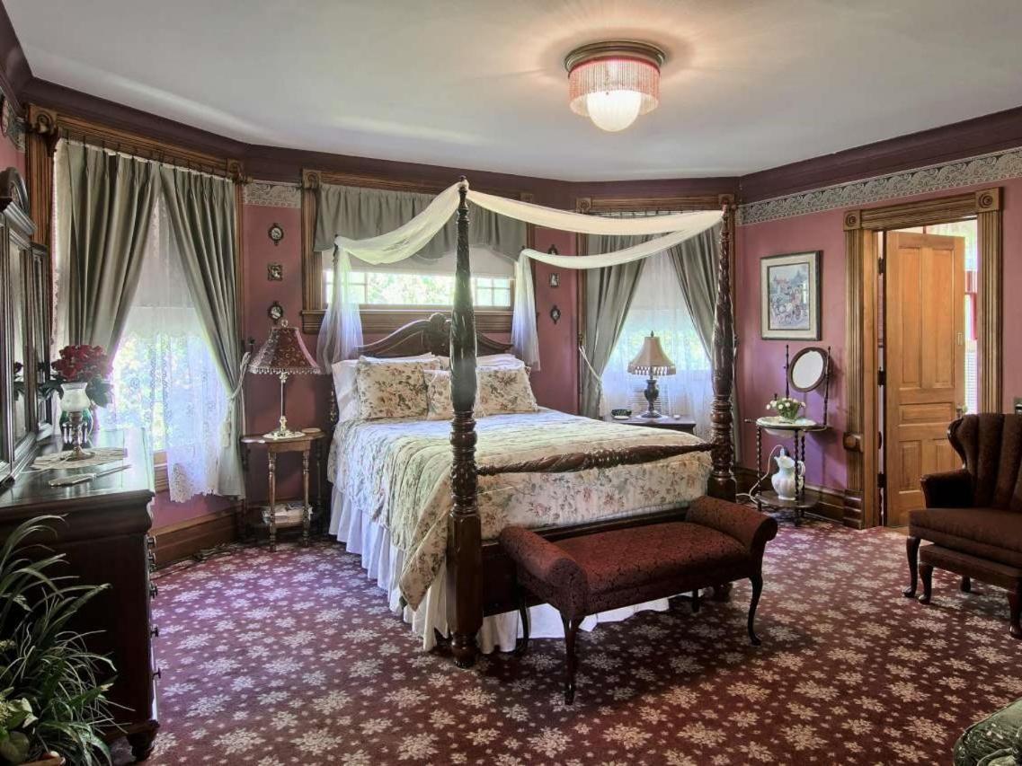 Grand Victorian B&B Inn Bellaire Номер фото