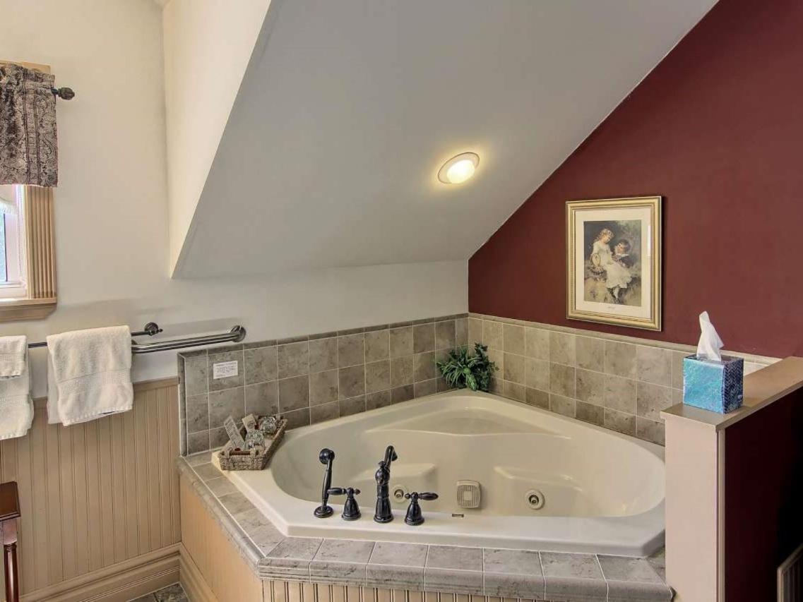 Grand Victorian B&B Inn Bellaire Номер фото