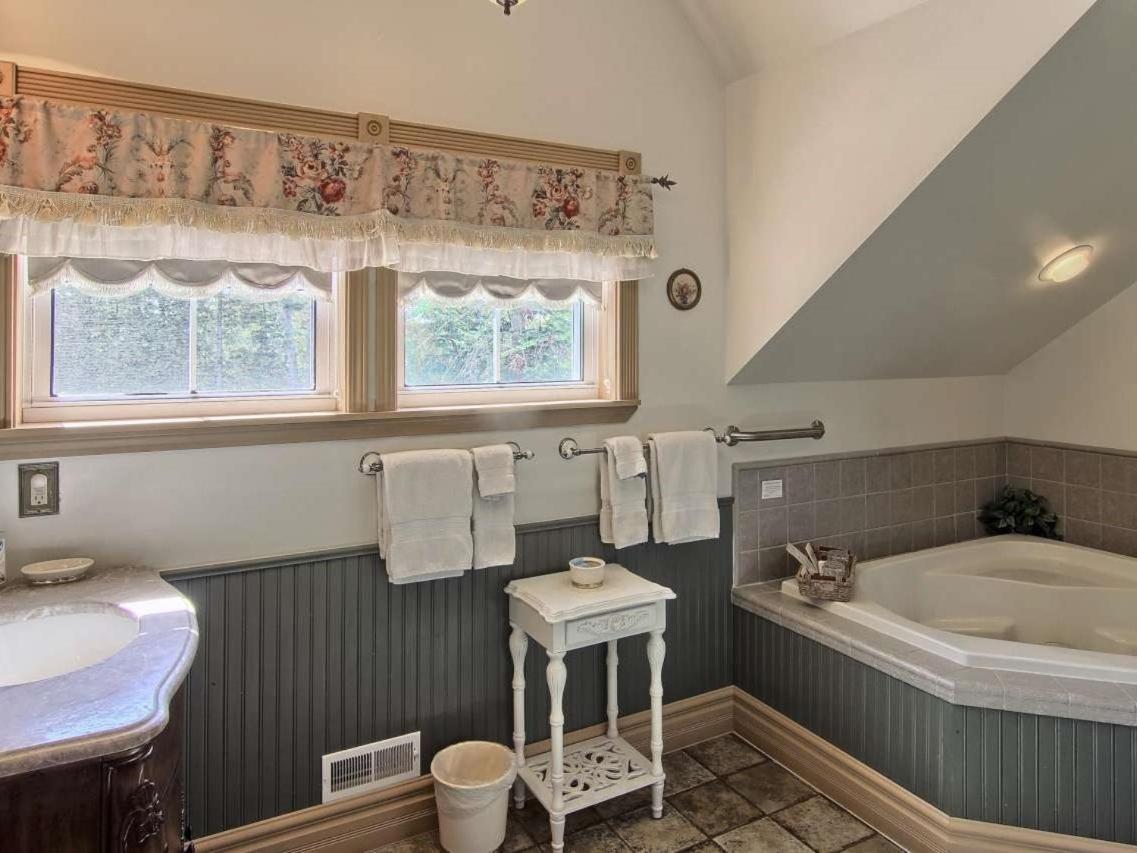 Grand Victorian B&B Inn Bellaire Номер фото