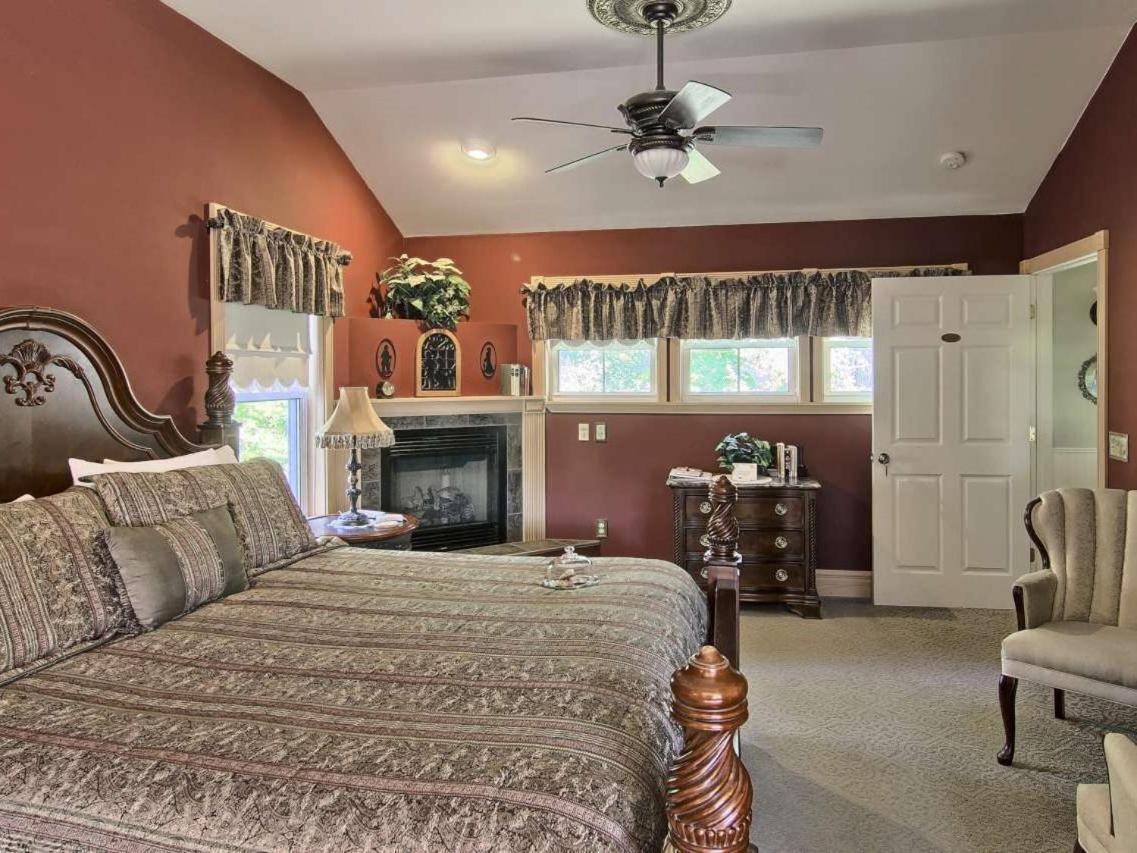 Grand Victorian B&B Inn Bellaire Номер фото